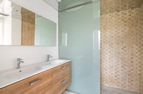 Bathroom 943